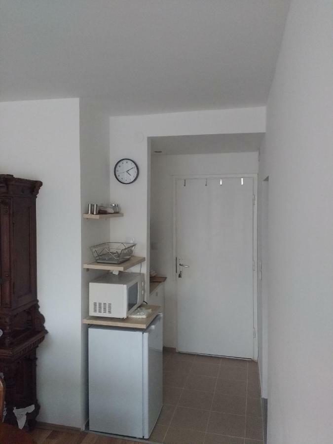 Apartment Meridian , 300m To Bus Terminal, Fast Wifi & Airport Transf