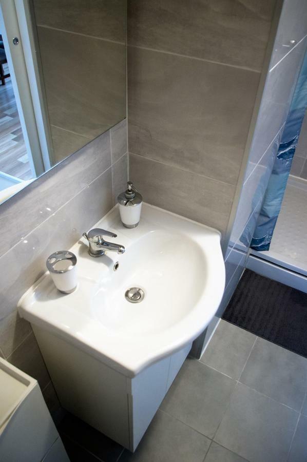 Apartment Meridian , 300m To Bus Terminal, Fast Wifi & Airport Transf *