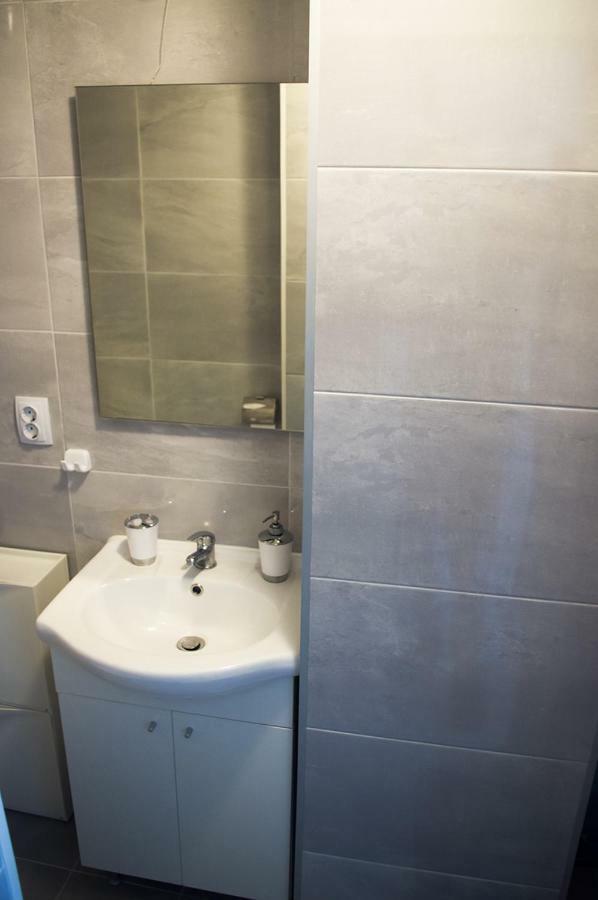 Apartment Meridian , 300m To Bus Terminal, Fast Wifi & Airport Transf *